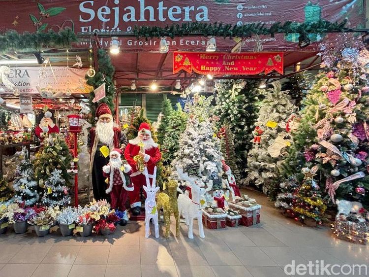 Dekorasi Natal Mulai Diburu Warga Surabaya