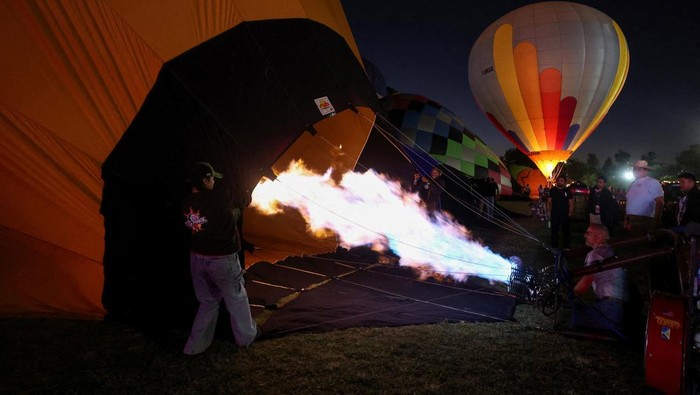 Warna-warni balon udara kembali menghiasi langit León, Guanajuato, Meksiko, saat Festival Balon Udara Internasional 2025 berlangsung meriah pada Minggu (16/11). Dari udara, pemandangan balon raksasa yang memantul di atas permukaan danau tampak seperti lukisan hidup, memikat ribuan pengunjung yang memenuhi kawasan festival sejak pagi. REUTERS/Henry Romero