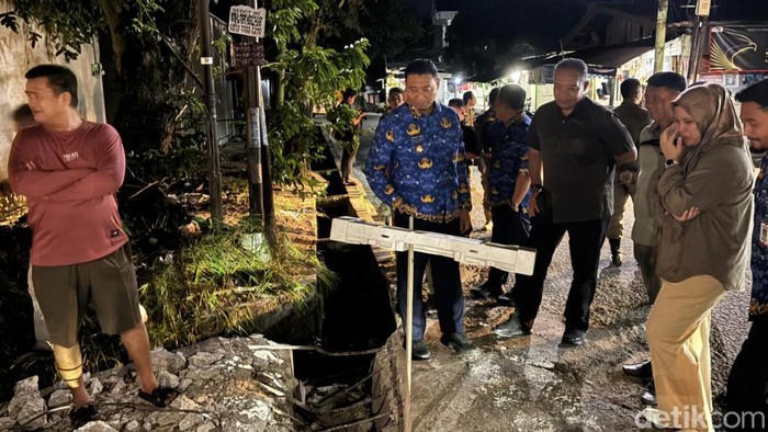 Wawalkot Pekanbaru saat melihat box culvert yang dibongkar kontraktor