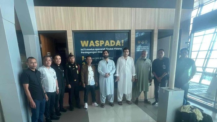 Proses deportasi tiga WNA asal Pakistan yang diamankan di Jambi