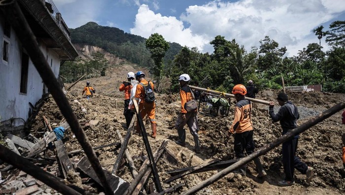 Sejumlah anggota tim SAR gabungan berjalan menuju titik evakuasi bencana tanah longsor di Dusun Situkung, Desa Pandanarum, Kecamatan Pandanarum, Kabupaten Banjarnegara, Jawa Tengah, Selasa (18/11/2025). Operasi SAR tersebut melibatkan sekitar 500 personel gabungan yang dilengkapi dengan alkon, alat berat dan anjing K-9 dengan masa operasi selama tujuh hari dan difokuskan untuk mencari 26 korban hilang. ANTARA FOTO/Aprillio Akbar/nym.