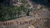 Masa operasi selama tujuh hari tersebut difokuskan untuk mencari 26 korban hilang. Foto: ANTARA FOTO/Aprillio Akbar  