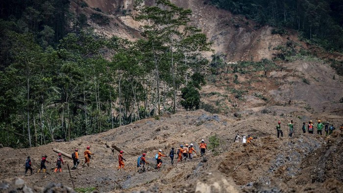 Sejumlah anggota tim SAR gabungan berjalan menuju titik evakuasi bencana tanah longsor di Dusun Situkung, Desa Pandanarum, Kecamatan Pandanarum, Kabupaten Banjarnegara, Jawa Tengah, Selasa (18/11/2025). Operasi SAR tersebut melibatkan sekitar 500 personel gabungan yang dilengkapi dengan alkon, alat berat dan anjing K-9 dengan masa operasi selama tujuh hari dan difokuskan untuk mencari 26 korban hilang. ANTARA FOTO/Aprillio Akbar/nym.