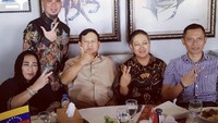 Aktif dalam dunia politik membuat Ahmad Dhani akrab dengan beberapa politikus. Terlihat melalui unggahannya saat makan bersama Prabowo, AHY, dan politikus lainnya. Foto: Instagram/ahmaddhaniofficial