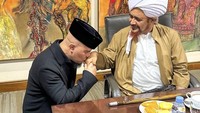 Begitu juga saat Ahmad Dhani menjamu Habib Umar bin Hafidz. Jajanan pasar tradisional Indonesia menjadi suguhan yang disajikannya. Foto: Instagram/ahmaddhaniofficial