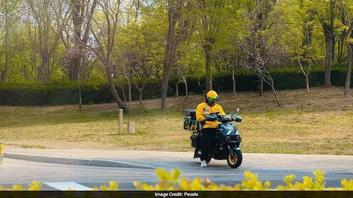 Dulu Bergaji Rp 117 Juta, Pria Ini Sekarang Jadi Pengantar Makanan