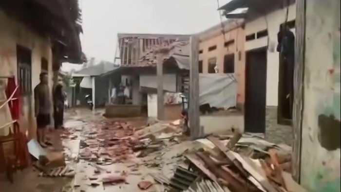 Angin Kencang Rusak 40 Rumah di Ciseeng-Rumpin Bogor (Tangkapan video viral).