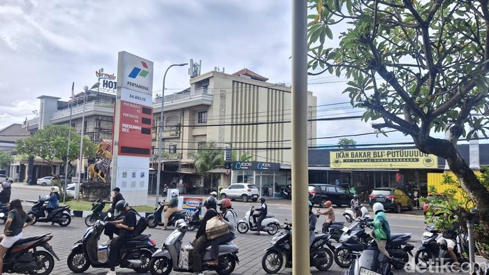 Antrean kendaraan di salah satu SPBU di Kuta Selatan, Badung, Bali, Selasa (18/11/2025). (Foto: Fabiola Dianira/detikBali)