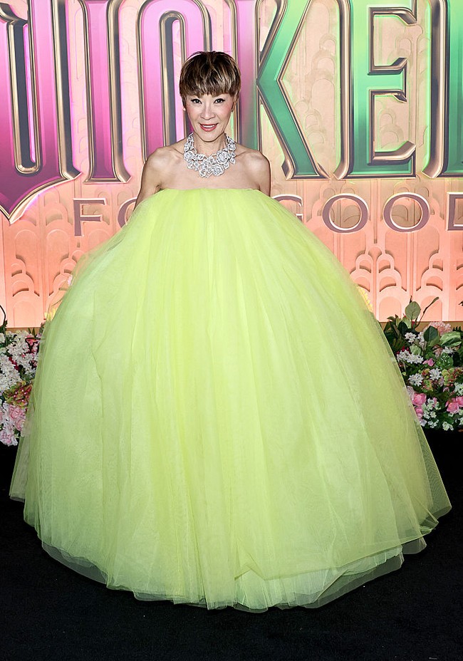 Pemeran Madame Morrible dalam film Wicked itu mengenakan gaun tulle strapless berwarna kuning neon, dipadukan dengan kalung chunky dan jam tangan perak berhiaskan kristal. Foto: Bruce Glikas/FilmMagic/Bruce Glikas