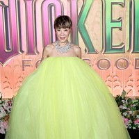 Pemeran Madame Morrible dalam film Wicked itu mengenakan gaun tulle strapless berwarna kuning neon, dipadukan dengan kalung chunky dan jam tangan perak berhiaskan kristal. Foto: Bruce Glikas/FilmMagic/Bruce Glikas
