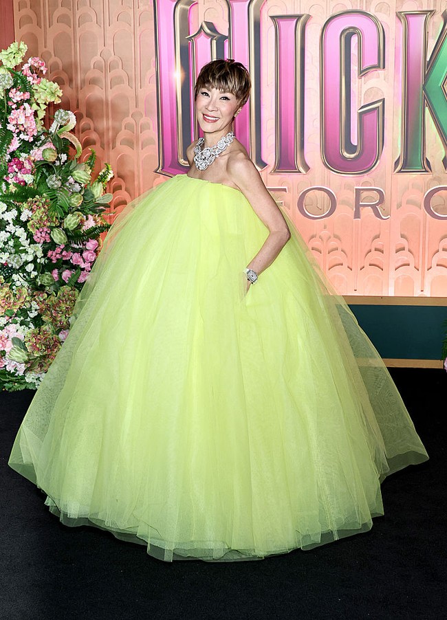 Inilah gaya Michelle Yeoh saat berpose di karpet merah premier Wicked: For Good di New York City, Amerika Serikat, Senin (17/10/2025). Foto: Bruce Glikas/FilmMagic/Bruce Glikas