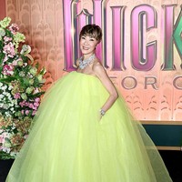 Inilah gaya Michelle Yeoh saat berpose di karpet merah premier Wicked: For Good di New York City, Amerika Serikat, Senin (17/10/2025). Foto: Bruce Glikas/FilmMagic/Bruce Glikas