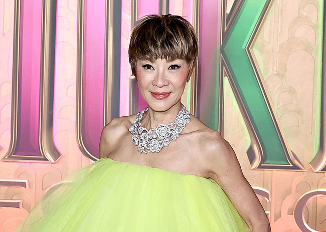 Michelle Yeoh tampil dengan gaya rambut baru di premier Wicked: For Good. Yeoh yang selama ini dikenal berambut panjang, kini berambut pixie. Foto: Bruce Glikas/FilmMagic/Bruce Glikas