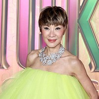 Michelle Yeoh tampil dengan gaya rambut baru di premier Wicked: For Good. Yeoh yang selama ini dikenal berambut panjang, kini berambut pixie. Foto: Bruce Glikas/FilmMagic/Bruce Glikas