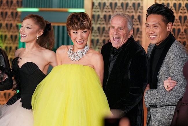 Michelle Yeoh kembali memerankan Madame Morrible dalam film Wicked: For Good. Dia mengenang salah satu momen kocak saat syuting film tersebut di mana dirinya harus berakting membuat Ariana Grande sangat takut padanya. Saking takutnya, lensa kontak Ariana Grande yang memerankan Glinda sampai copot. Foto: Bruce Glikas/FilmMagic/Bruce Glikas