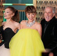 Michelle Yeoh kembali memerankan Madame Morrible dalam film Wicked: For Good. Dia mengenang salah satu momen kocak saat syuting film tersebut di mana dirinya harus berakting membuat Ariana Grande sangat takut padanya. Saking takutnya, lensa kontak Ariana Grande yang memerankan Glinda sampai copot. Foto: Bruce Glikas/FilmMagic/Bruce Glikas