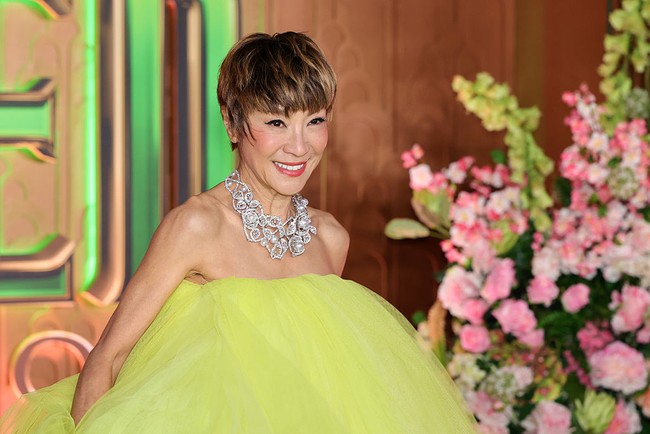 Gaun kuning neon yang dipakai Michelle Yeoh itu datang dari rumah mode Givenchy, koleksi musim gugur 2025. Foto: Bruce Glikas/FilmMagic/Bruce Glikas