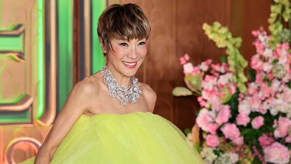 Transformasi Mengejutkan Michelle Yeoh Debut Pixie Cut di Premier Wicked