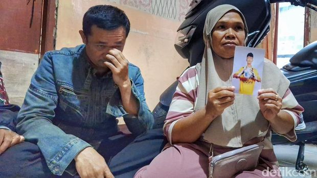 Ayah dari korban, Dedi Solehudin (42) dan nenek korban, Imas Siti Rohanah (52) saat memperlihatkan foto korban. (Foto: Yuga Hassani/ detikJabar) Ayah dari korban, Dedi Solehudin (42) dan nenek korban, Imas Siti Rohanah (52) saat memperlihatkan foto korban. (Foto: Yuga Hassani/ detikJabar)