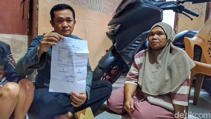 Ayah dari korban, Dedi Solehudin (42) dan nenek korban, Imas Siti Rohanah (52) saat memperlihatkan foto korban. (Foto: Yuga Hassani/ detikJabar)