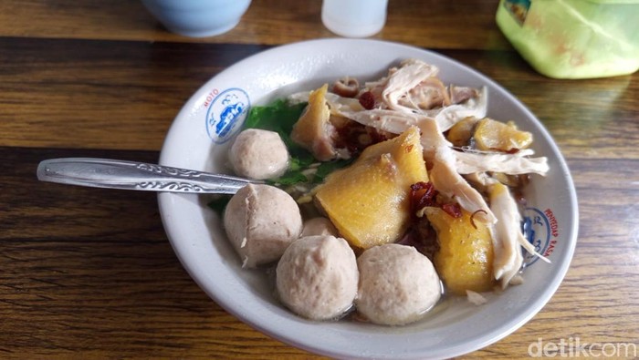 Bakso topping suwiran ayam kampung di Muntilan, Magelang, Selasa (18/11/2025).