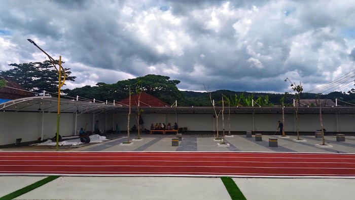 Bangunan pengelola dan fasilitas pendukung di Alun-Alun Jampangtengah menjadi bagian dari penataan ruang publik yang lebih modern dan ramah masyarakat.