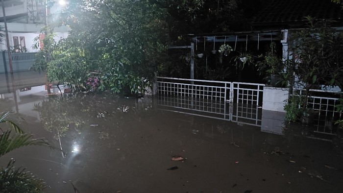 Banjir capai 100 cm di Perumahan Duta Indah, Bekasi, Selasa (18/11/2025) malam. (dok istimewa)