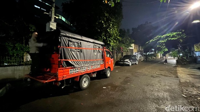 Banjir yang merendam kawasan perumahan di Pondok Karya, Mampang, Jakarta Selatan mulai surut. Akses jalan yang sempat terganggu kini dapat dilalui. (Ondang/detikcom)