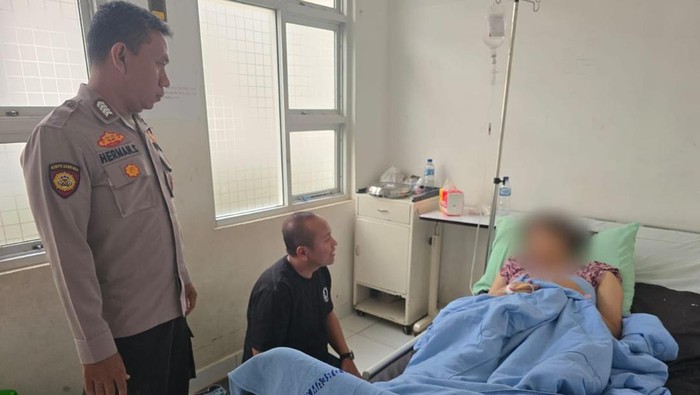 Polisi mendatangi rumah sakit tempat ibu bayi yang ditemukan terbungkus kresek di Muba dirawat
