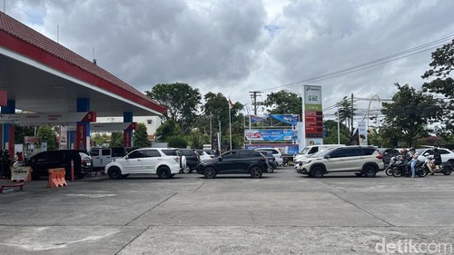 Antrean panjang kendaraan di SPBU kawasan Renon, Denpasar, Selasa (18/11/2025).