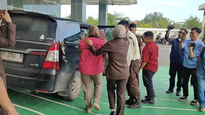 Bendahara Desa Bumi Etam di Kutai Timur ditetapkan tersangka terkait korupsi APBDes Rp 2,1 miliar untuk main kripto.