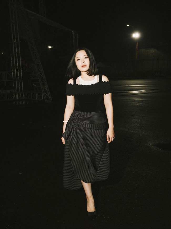 Bernadya debut dengan faya rambut barunya di konser di Surabaya pada akhir pekan kemarin. Penyanyi 21 tahun tersebut tampil cantik dan fresh dengan tank top putih sebagai inner dan atasan hitam model off-shoulder dengan detail ruffle di bagian dada dan lengan. Dia memadukan atasan tersebut dengan rok hitam bergaris tipis vertikal dengan aksen pita di bagian depan. Foto: Instagram Bernadya/Hafiyyan Faza @high_iso