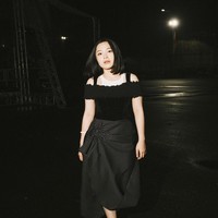 Bernadya debut dengan faya rambut barunya di konser di Surabaya pada akhir pekan kemarin. Penyanyi 21 tahun tersebut tampil cantik dan fresh dengan tank top putih sebagai inner dan atasan hitam model off-shoulder dengan detail ruffle di bagian dada dan lengan. Dia memadukan atasan tersebut dengan rok hitam bergaris tipis vertikal dengan aksen pita di bagian depan. Foto: Instagram Bernadya/Hafiyyan Faza @high_iso