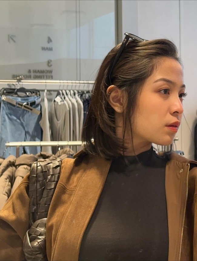 Terbiasa dengan tampilan rambut selalu panjang, perubahan ke potongan pendek ini membuat Bernadya terlihat berbeda dan manglingi. Banyak yang menyebut gaya barunya sebagai Short Hair Era Bernadya. Foto: Instagram Bernadya