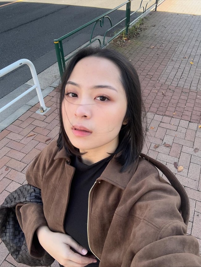 Pelantun lagu Satu Bulan tersebut tampil dengan potongan rambut square bob, potongan rata dengan panjang sebahu yang memberi kesan chic dan fresh. Gaya ini membuat wajahnya terlihat lebih tegas dan simetris, sangat cocok untuk rambutnya yang lurus. Foto: Instagram Bernadya