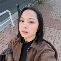 Pelantun lagu Satu Bulan tersebut tampil dengan potongan rambut square bob, potongan rata dengan panjang sebahu yang memberi kesan chic dan fresh. Gaya ini membuat wajahnya terlihat lebih tegas dan simetris, sangat cocok untuk rambutnya yang lurus. Foto: Instagram Bernadya