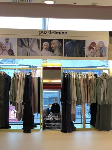 Brand Hijab dan Busana Muslim Napocut Koleksi brand hijab dan busana muslim, Napocut di North Skywalk, Pondok Indah Mall 2, bertajuk Puzzle Of Mine mulai dari 17–30 November 2025.