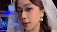 Kalung dan anting mutiara putih membuatnya terlihat bak pengantin. Aura calon pengantin terlihat dari ekspresi Brisia Jodie. Foto: TikTok @brisiajodie96