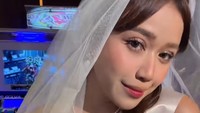 Potret penyanyi Brisia Jodie dalam acara bridal shower jelang pernikahannya. Dia memakai mini dress berwarna putih, veil, dan mahkota bertuliskan Bride to Be. Foto: TikTok @brisiajodie96