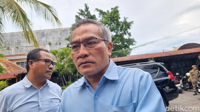 Bupati Bantul Abdul Halim Muslih saat memberikan keterangan di Bantul, Selasa (18/11/2025).