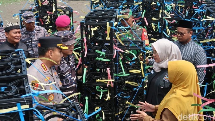 Bupati Banyuwangi bersama Danlanal Banyuwangi saat melepasan apartemen ikan untuk ditanam di pesisir pantai Bimorejo Wonderfull.