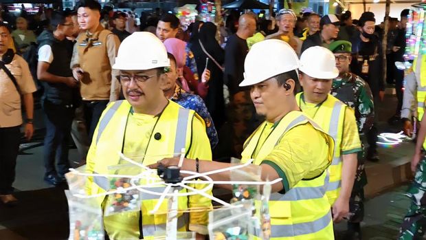Bupati Sukabumi, Asep Japar bersama Kadis Perkim Sendi Apriadi meninjau rangkaian kegiatan peresmian Alun-Alun Jampangtengah, Senin (17/11/2025) malam.