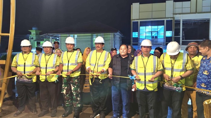 Bupati Sukabumi, Asep Japar bersama Kadis Perkim Sendi Apriadi meninjau rangkaian kegiatan peresmian Alun-Alun Jampangtengah, Senin (17/11/2025) malam.