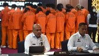 Tak hanya WZ, Imigrasi juga menangkap 27 WNA China lainnya yang diduga terlibat dalam pelanggaran aturan keimigrasian serta bagian dari sindikat kejahatan siber. Dalam konferensi pers tersebut, para WNA dikawal ketat petugas sebelum diperlihatkan kepada publik. ANTARA FOTO/Indrianto Eko Suwarso