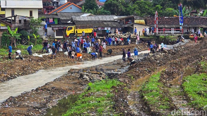 Danlanal Bandung Kolonel Laut (P) Erfan Indra Darmawan meninjau kondisi alur Sungai Cipunaga di Pajagan. TNI AL terlibat dalam pengerukan dan penanganan sedimentasi