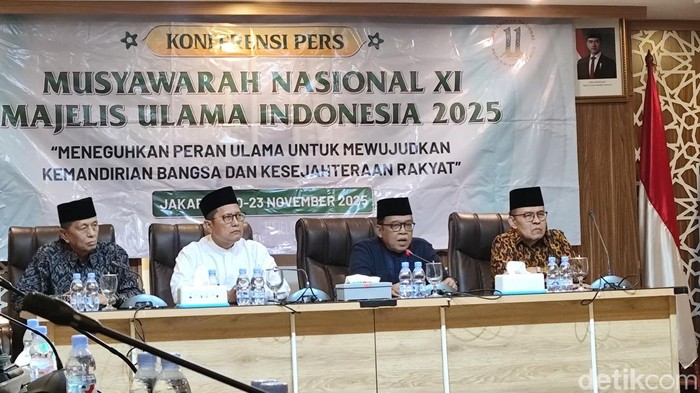 Dari kiri ke kanan: Wasekjen MUI Bidang Seni Budaya dan Peradaban Islam Buya Pasni Rusli, KH Cholil Nafis Ketua Majelis Ulama Indonesia (MUI) Pusat Bidang Dakwah dan Ukhuwah, Ketua MUI Bidang Infokom KH Masduki Baidlowi, Ketua MUI Bidang Kerukunan Antarumat Beragama Buya Yusnar Yusuf.
