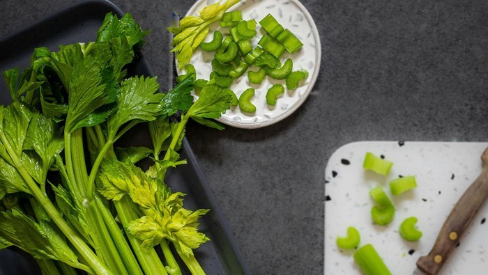 5 Manfaat Rebusan Daun Seledri Beserta Cara Membuat dan Aturan Konsumsinya