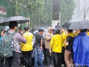 Sambil Hujan-hujanan, Mahasiswa Demo Tolak Pengesahan RKUHAP di DPR