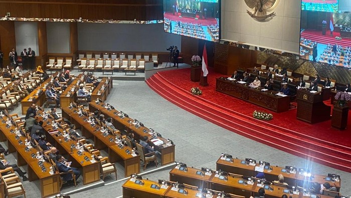 DPR menggelar rapat paripurna ke-8 masa persidangan II tahun sidang 2026-2025. Salah satu agendanya pengesahan RKUHAP.