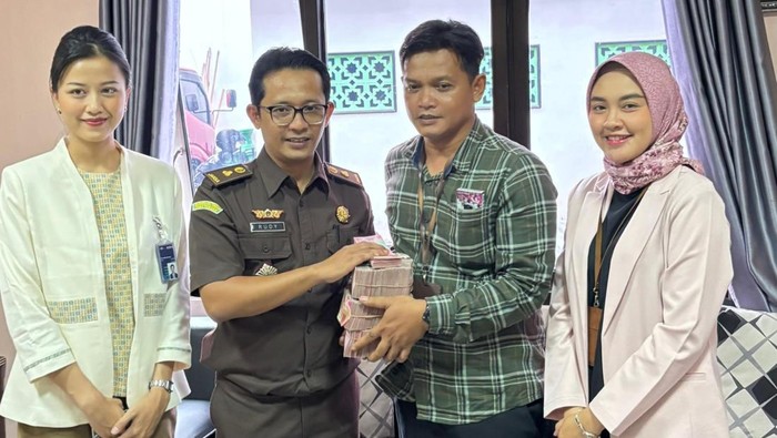 Kuasa hukum Jaka Sawaldi (kedua dari kanan) menitipkan uang ke Kejaksaan Negeri Klaten.